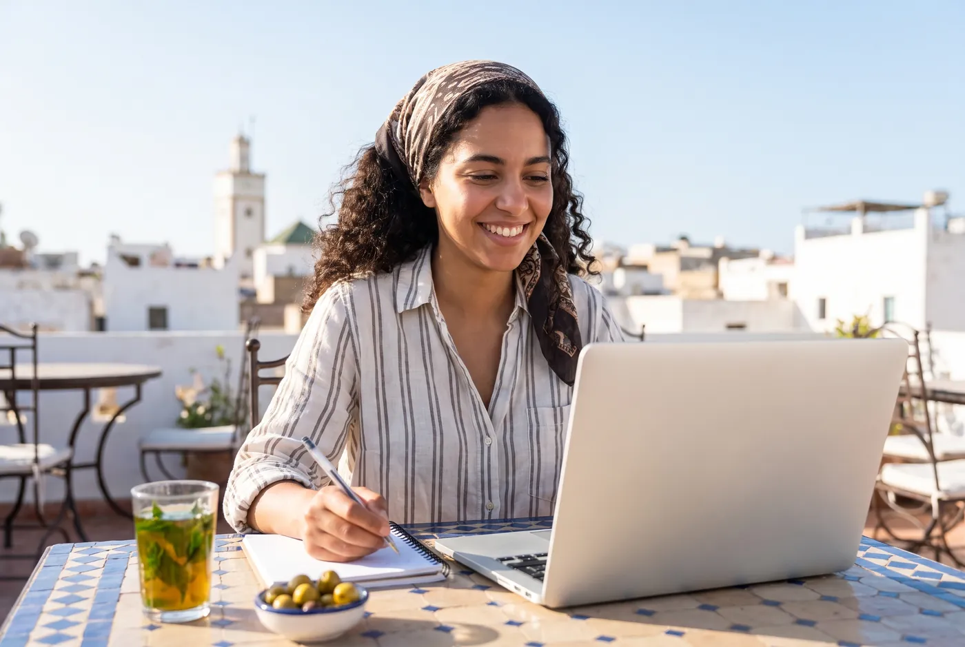 Une jeune femme apprend l'allemand sur une terrasse au Maroc